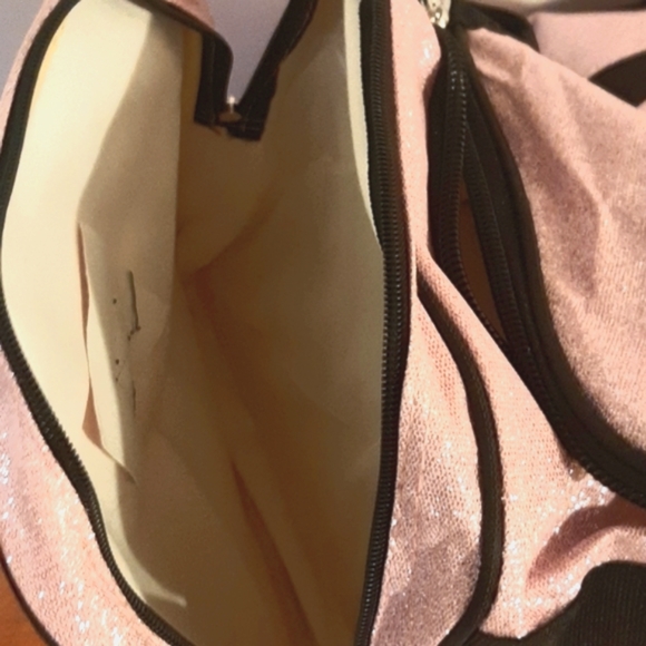 Large Weekender Bag. Smoke free home - Picture 4 of 6